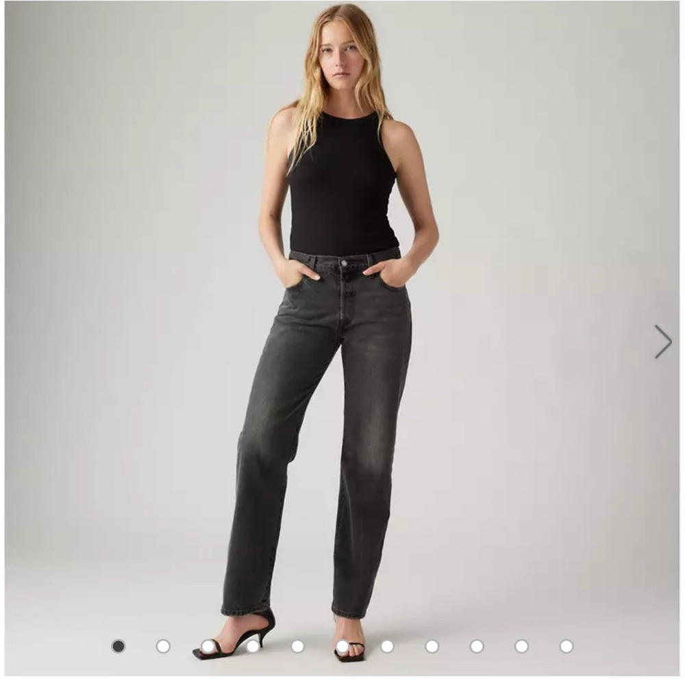 Levi’s 501 90s Straight Leg Black/Dark Grey Wash Jeans
Women’s 25